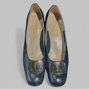 Salvatore Ferragamo, VINTAGE, Women's size 6.5, Navy, Gold hardware Pumps